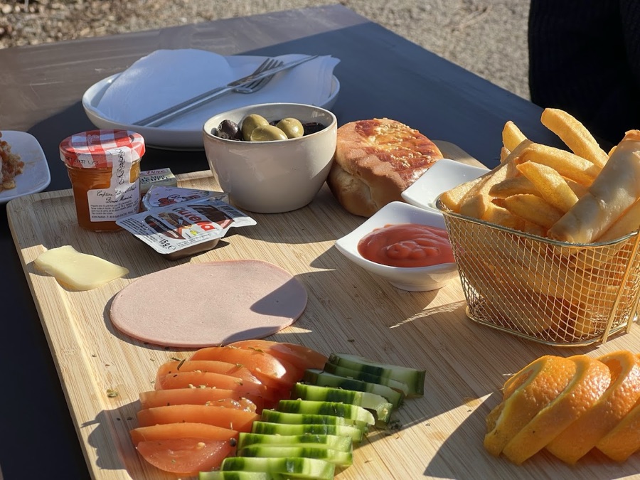 Planche apéritive en terrasse avec frites et fruits