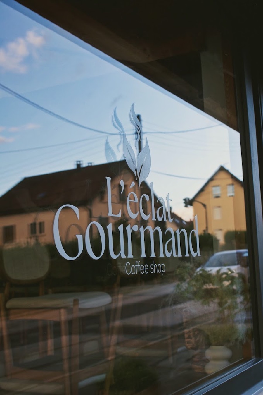 Vitrine de L'Éclat Gourmand, logo gravé sur la devanture